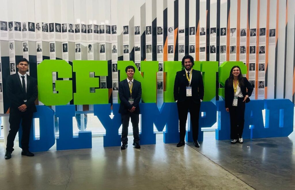 Los estudiantes CICE ganadores, junto al director del Centro, Carlos Zurita (tercero, de izquierda a derecha).